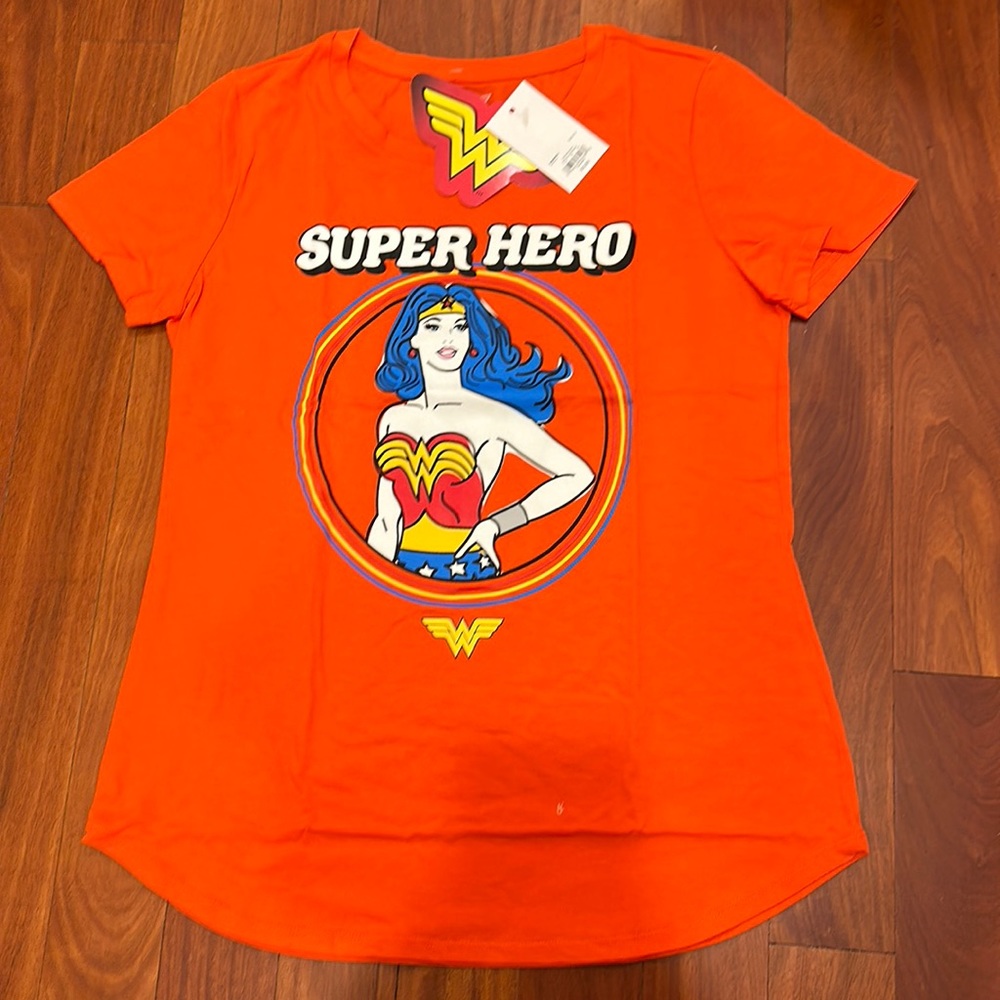 NWT Wonder Woman Women’s Tee - red XS